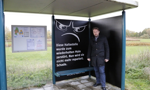 Stadtbaurat Ivica Lukanic an der umgestalteten Bushaltestelle an der Frankfurter Straße. Foto: Stadt Wolfenbüttel