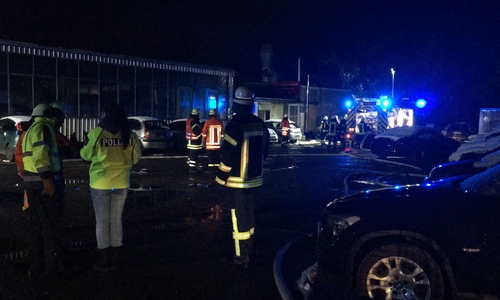 Kräfte der Feuerwehr im Einsatz an der KFZ-Werkstatt. Foto: Aktuell24 (BM)
