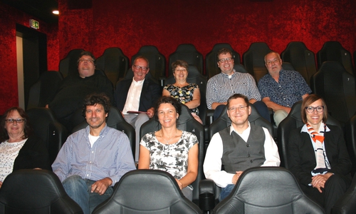 Die Vertreter der AG „Schönywood“ , Martina und Matthias Torkler von den Helmstedter Kinos, paläon-Pressesprecher Gregor Greve und die Vertreter der Sponsoren  freuen sich auf das diesjährige Open Air Kino im Schöninger Schloss. Foto: Stadt Schöningen 