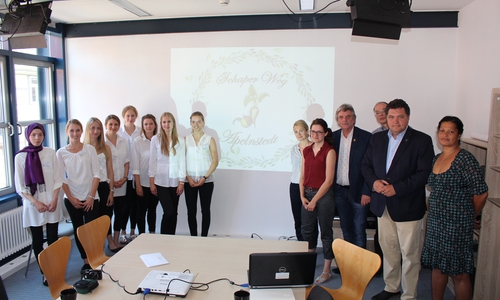 Studenten der Ostfalia Hochschule stellten ein Konzept für die Präsentation von Karl Schapers Werken in Apelnstedt vor. Foto: Jan Borner