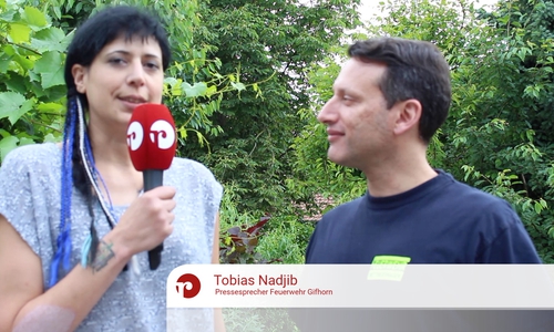 Tobias Nadjib, Presseprecher der Feuerwehr Gifhorn, erklärt, wie man sich im Brandfall in einem Mehrfamilienhaus verhalten sollte. Video: Sandra Zecchino