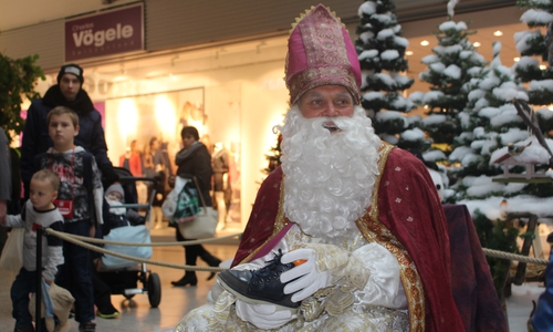Der Nikolaus verteilte mit Leckereien gefüllte Stiefel im FORUM, Foto: Jan Borner