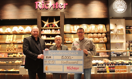Pfarrer Matthias Eggers von der katholischen Kirche Wolfenbüttel und Rolf Gloede, ehrenamtlicher Mitarbeiter von St. Ansgar nahmen den Scheck von Carsten Richter, Geschäftsführer der Altstadtbäckerei Richter entgegen. Foto: Julia Seidel