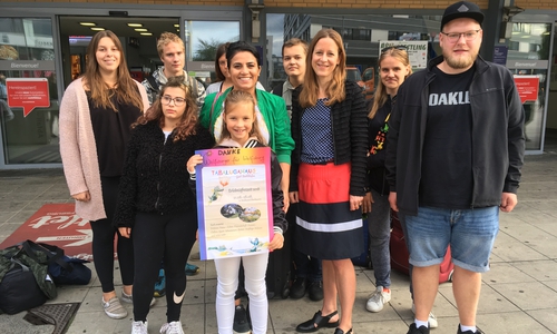 Sozialdezernentin Monika Müller mit der Reisegruppe vor dem Wolfsburger Hauptbahnhof. Foto: Stadt Wolfsburg