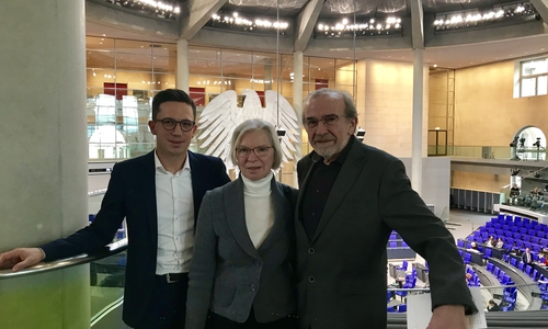 Falko Mohrs und das Ehepaar Rühl im Plenarsaal. Foto: Falko Mohrs