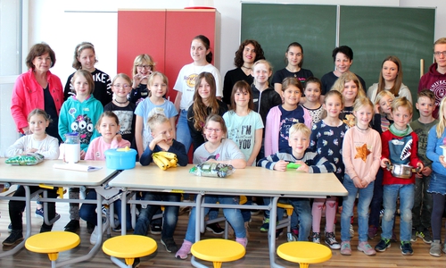 Unter Anleitung konnten die Kinder Kartoffeln zubereiten. Foto: Bernd-Uwe Meyer