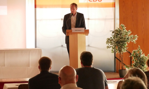 Die Goslarer CDU-Politiker trafen sich heute zu ihrem Kreisparteitag. Am Rednerpult: Kreisverbandsvorsitzender Ralph Bogisch. Fotos: Alexander Panknin