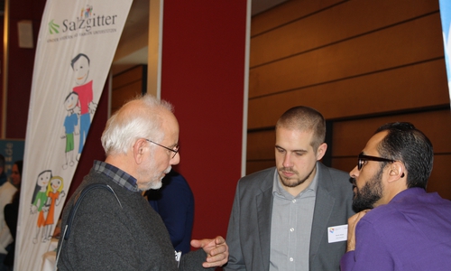 Viele Besucher ließen sich das Integrationskonzept der Stadt Salzgitter erklären, hier von Kevin Anton (Mitte) und Hamedi Alwais (rechts)