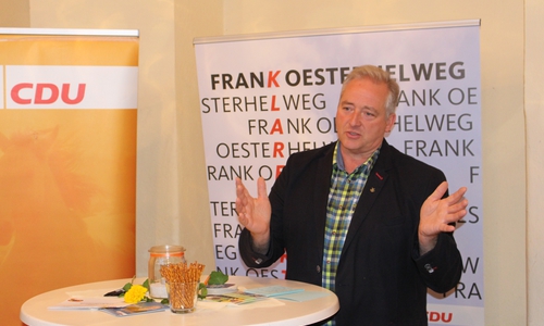 Frank Oesterhelweg erklärt, die Versammlung des CDU Stadtverbandes sei ruhig verlaufen. Foto: Alexander Dontscheff