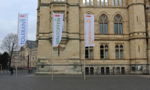 Die Fahnen vor dem Rathaus sind mittlerweile verschwunden. Foto: Robert Braumann