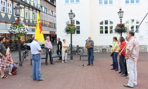 Mahnwache vor dem Bankhaus Seeliger. Foto: Max Förster