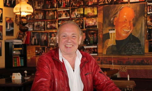  Lindenwirt Wolfgang „Elvis” Haberkamm wird persönlich servieren. 
