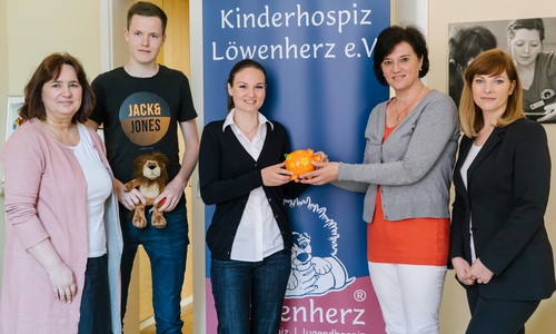 Simone Jendrzejewski, stellvertretende Direktorin der Autostadt Restaurants, Mark Wortmann, Auszubildender, Vanessa Schneider, Auszubildende, Annette Stucke, Kinderhospiz Löwenherz, Anika Hebecker, Personalleiterin der Autostadt Restaurants (v. li.). Foto: Anja Weber