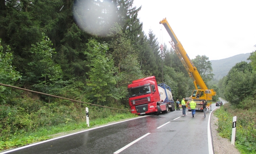 Ein Kran musste den Sattelzug aus dem Graben befreien. Foto: Polizei Langelsheim