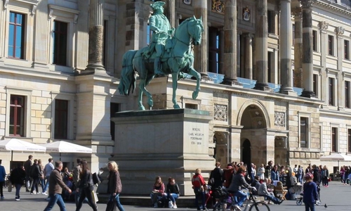 Treffpunkt ist vor dem Schloss zwischen den Reiterdenkmälern. Foto: Archiv/Robert Braumann