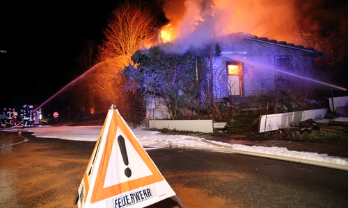 Über 70 Einsatzkräfte waren mit dem Brand beschäftigt. Fotos: Rudolf Karliczek