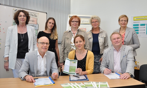 Katrin Morof, Vanessa Reupke, Beate Ebeling, Beate Ulrich, Christine Gehrmann. In der unteren Reihe: Hans-Werner Schlichting, Monika Müller, Rolf Amelsberg. Foto: Landkreis Helmstedt