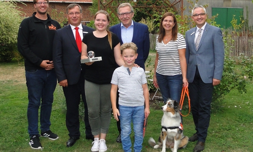 Hündin Belle sorgt für Begeisterung bei allen Beteiligten: Allen voran bei Marcel, sowie (v .li.) Hundetrainer Ulrich Zander, Jürgen Kröger, Vorstand der Kultur- und Sozialstiftung der Sparkasse Gifhorn-Wolfsburg, Emma Wrede, Karl Ridder, Vorstand der Bürgerstiftung Wittingen, Bianca Ohlrogg und Edwin Nanko, der die Crowdfunding-Plattform 99 Funken bei der Sparkasse Gifhorn-Wolfsburg betreut. Foto: Sparkasse Gifhorn-Wolfsburg