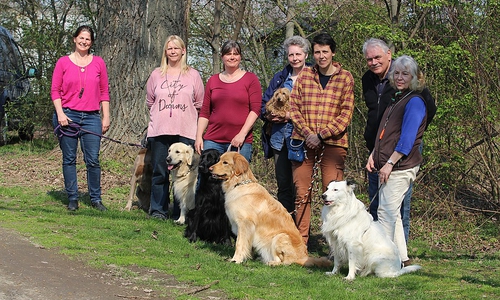 Von links: Kerstin mit Luna, Marion mit Kaspa, Nicol mit Emma, Bettina Beddig mit Greta(Richterin), Andrea mit Rala, Wolfgang Stüber (Richter), Roswita mit Sweep, nicht auf dem Bild Sabine mit Josie. Foto: IRJGV
