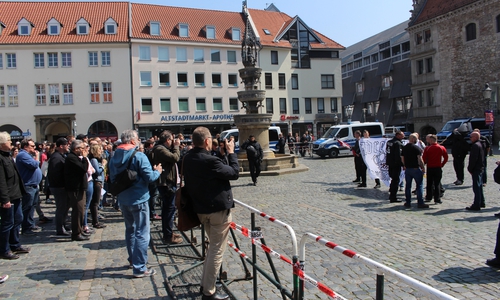 Am Altstadtmarkt näherten sich die Demonstranten der rechten Szene einmal kurz der Absperrung. Doch die Polizei war sofort zur Stelle. Fotos und Video: Alexander Dontscheff