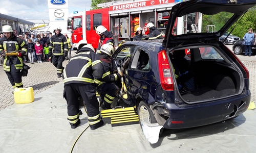 Die Übung beim Hoffest von Piske lockte viele interessierte Zuschauer an. Fotos: Hop