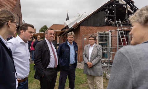 Raulfs und Pistorius vor dem ausgebrannten Gerätehaus.

Foto: Büro Philipp Raulfs
