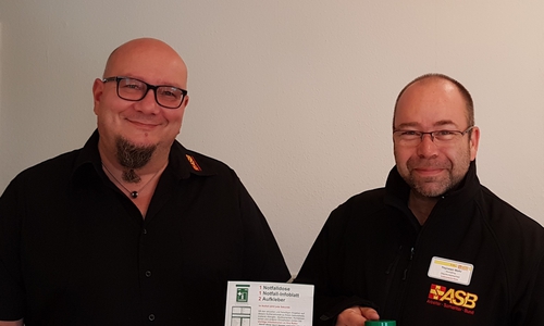 Andreas Clark und Thorsten vom ASB KV Peine stellen die Notfalldosen vor. Foto: ASB KV Peine