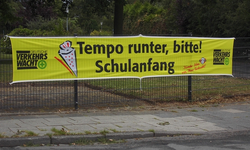 Zum Schulanfang hat die Verkehrswacht Banner aufgehängt. Foto: Verkehrswacht 