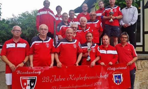 Beide Klubs in bunter Reihe zum Erinnerungsfoto. Foto: Verein