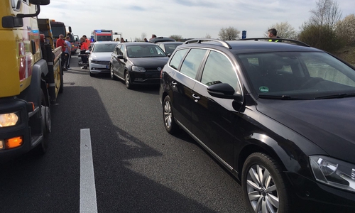 Mitten im Feierabendverkehr hat es auf der A 2 ordentlich gekracht. Fotos/Video: aktuell24/sk/bm
