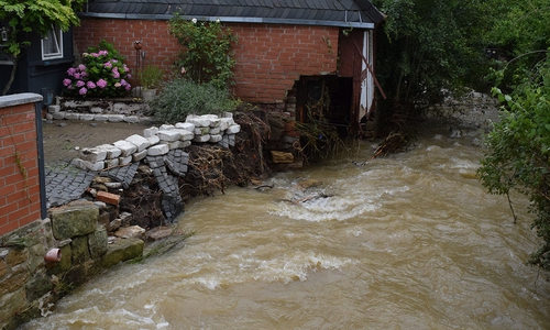 Das Hochwasser hat ganze Mauern einfach weggerissen. Für Schäden an Gebäuden und Brücken sowie Hausrat können Privatpersonen noch bis Ende März 2018 Landeshilfe beantragen.
Foto: Stadt Goslar