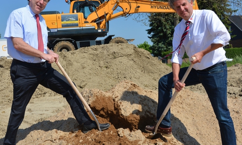 Wolfgang Herzog, Kreisverwaltungsdirektor Helmstedt (links) und Raphael Ebenhoch, Geschäftsführer der Malteser in der Diözese Hildesheim, beim ersten Spatenstich; Foto: Malteser