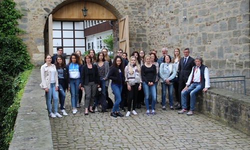 Mitglieder der Wolfsburger Künstlergruppe 10KW öffneten ihre Ateliers in der Burg Neuhaus für die jungen Gastkünstler der Heinrich-Nordhoff-Gesamtschule. Foto: Wolfsburg AG