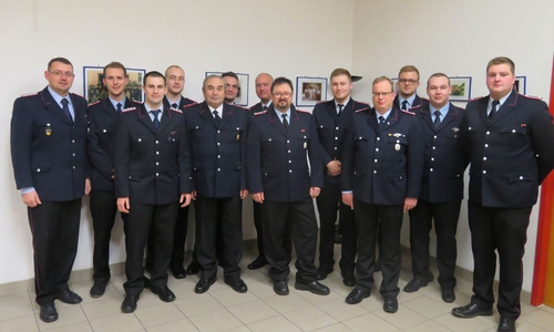 Das neue Kommando: Ortsbrandmeister Holger Helwig, Gruppenführer Steffen Dolder, stv. Ortsbrandmeister Florian Moder, Sicherheitsbeauftragter Dominik Jäger, Kassenwart Hartmut Helwig, stv. Gerätewart Marvin Bäumann, Festausschuss Michael Jäger, Gerätewart Thomas Kottwitz, Schriftführer Marco Langer, Festausschuss Michael Bruckmaier, stv. Jugendfeuerwehrwart und Festausschuss Curtis Radmer, Jugendfeuerwehrwart Jannik Jäger, Festausschuss Marcel Schnute. 
Foto: Feuerwehr Adersheim