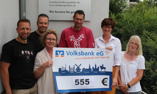 Jens-Peter Hintze, Ronny Hopert, Anja Steinke, Frank Klages (alle Förderverein) Doris Duddek und Christine Prietz (Denkter Apotheke) Foto: Förderverein Freibad Groß Denkte e. V.