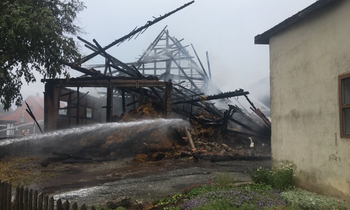 Die Scheune wurde als Strohlager genutzt. Fotos/Video: aktuell24(KR)