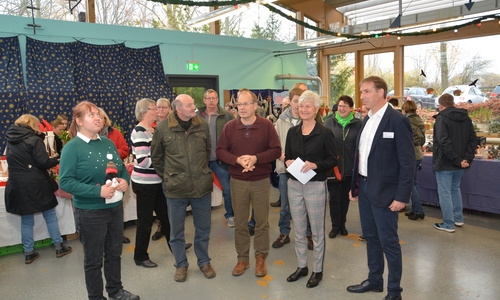 Manche Besucher mochten gar nicht warten, bis die eigentliche Eröffnung des Lebenshilfe-Basars geschehen war. Darüber freuten sich (von rechts) Geschäftsführer Bernd Schauder,, Landrätin Christiana Steinbrügge und Joop van den Heuvel, der Vorsitzende des Lebenshilfe-Vereins Wolfenbüttel. Foto: Lebenshilfe