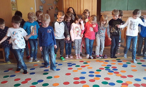 Die Moderatorin der Kreisverkehrswacht Helmstedt, Anja Stahl, sorgte bei den Kleinen Strolchen für viel Bewegung und Konzentration im Kindergarten in Süpplingen. Foto: Kreisverkehrswacht Helmstedt e.V.