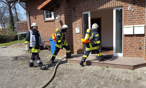 Mehrere Trupps gingen unter schwerem Atemschutz vor. Foto: Feuerwehr