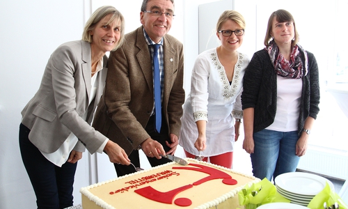  Seniorenservicebüro-Leiterin Anette Müller-Damrath, Bürgermeister Thomas Pink sowie die Seniorenservicebüro-Mitarbeiterinnen Mareike Wolf und Sandra Goldisch beim Anschneiden der „Umzugstorte“. Foto: Stadt Wolfenbüttel