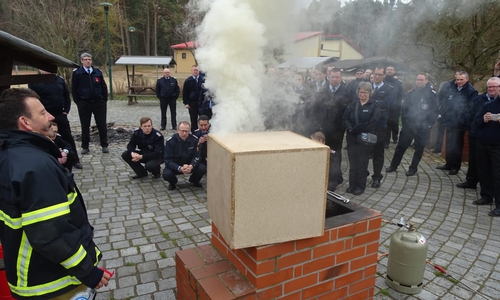 Uwe Frohbart demonstriert den Flashover. Fotos und Video: Kreisfeuerwehr Gifhorn