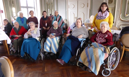 Stehend 4. von links Martina Tielemann mit Bewohnerinnen und Mitarbeiterinnen im Spiegelsaal der Seniorenbetreuung Schloß Schliestedt. Foto: privat