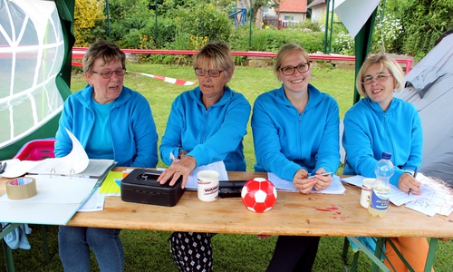  In diesem Jahr waren die Helferinnen am Anmeldetisch zum ersten Mal draußen am Rande des Sportplatzes.