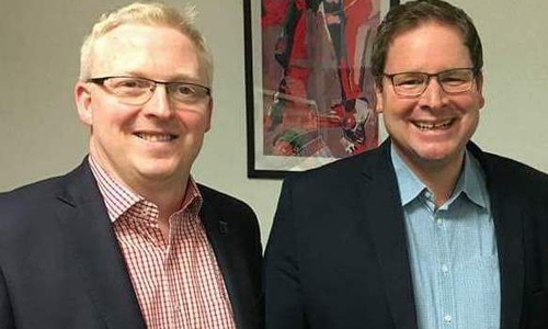 Falk Hensel und Marcus Bosse, Vorsitzende der SPD Kreistagsfraktion zeigen sich erfreut über hohe Bildungsinvestitionswerte. Foto: SPD