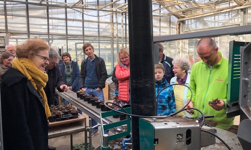 Sparkassen-Sprecherin Alexa von der Brelje (links im Bild) in der Gärtnerei Schliebener. Fotos: WMG