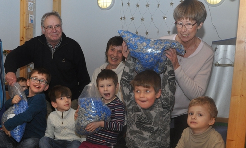 Von der Spende wurden unter anderem Therapiebohnen gekauft. Diese
präsentieren der Vorsitzende des Lebenshilfe-Vereins Klaus Bätcke (von
links), Traute Prüß und Karin Bartholomäus im Kindergarten. Foto:
Lebenshilfe