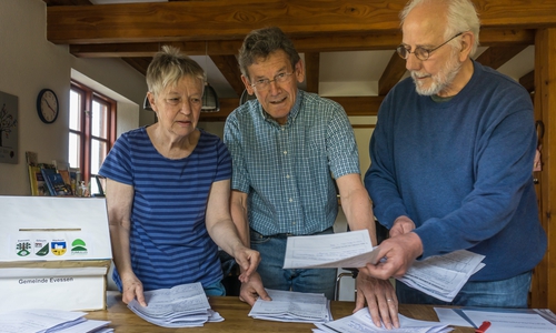 Christiane Wagner-Judith, Dierk Wiechmann und Hans-Peter Sauer sichten die vielen Fragebögen. Foto: Beate Mulich