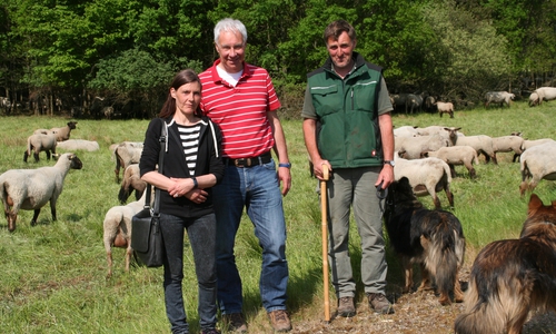 Ulrike Siemens, Bernhard Brockmann (Cremlinger Grüne) und Schäfermeister Christoph Bokelmann mit seinen Hunden. Foto: Diethelm Krause-Hotopp