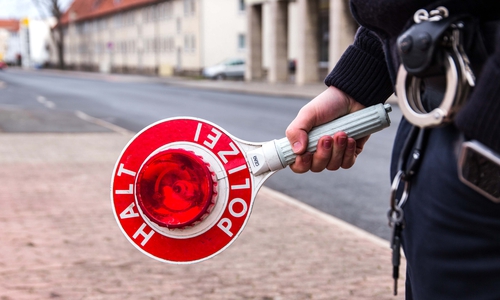 Eine 26-jährige Fußgängerin konnte sich vor dem außer Kontrolle geratenen Fahrzeug gerade noch in Sicherheit bringen. Symbolfoto: Rudolf Karliczek