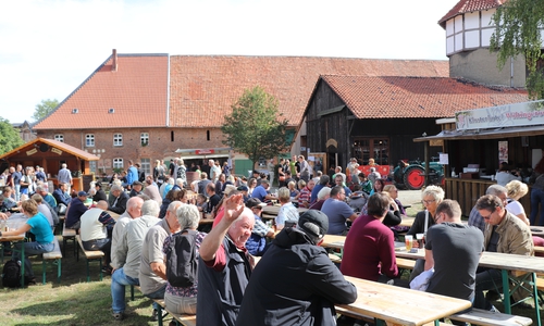 Viele Gäste genossen am Samstagnachmittag das schöne Wetter auf dem Klostergut. Fotos: Julia Seidel